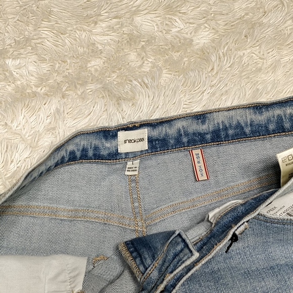 Sneak Peek Jean Shorts - Picture 2 of 8